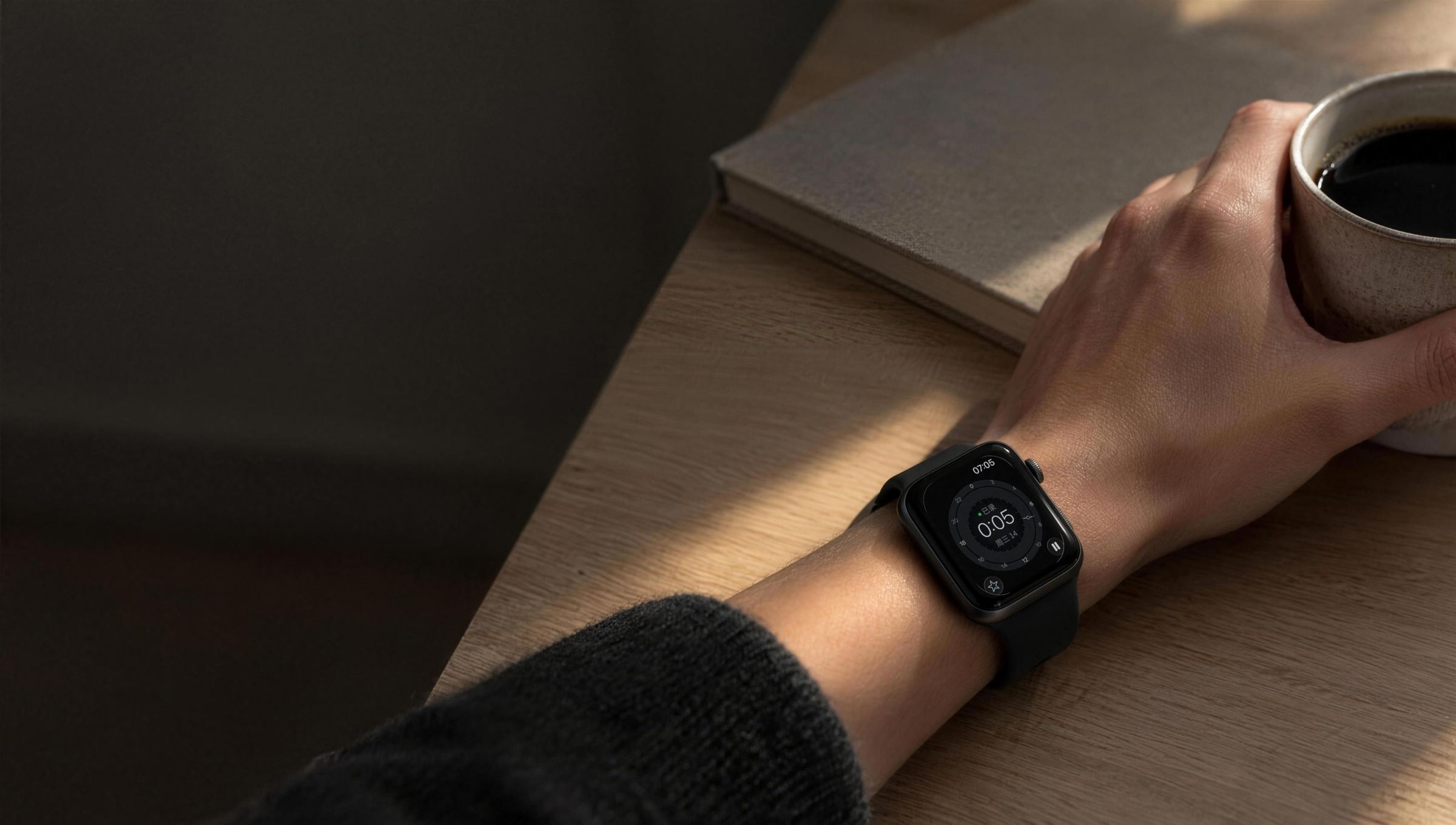 清晨的書桌，戴著 Apple Watch 的手邊是咖啡，錶上是錄音中的錶面（場景圖由 AI 產生，螢幕內為介面示意）